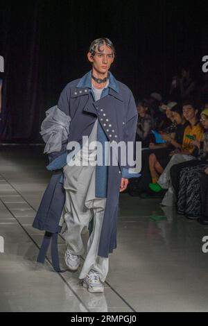 Tokio, Japan. 29. August 2023. Runway Model, 29. August 2023 - Rakuten Fashion Week TOKYO 2024 S/S : Wilsonkaki in Tokio, Japan. Quelle: Keiichi Miyashita/AFLO/Alamy Live News Stockfoto