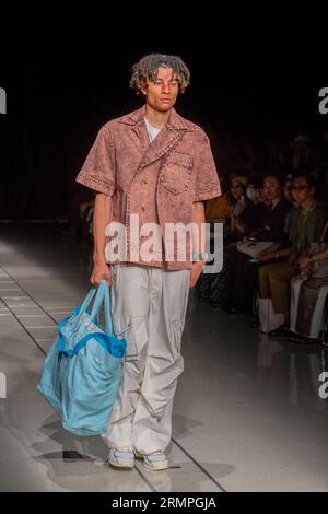 Tokio, Japan. 29. August 2023. Runway Model, 29. August 2023 - Rakuten Fashion Week TOKYO 2024 S/S : Wilsonkaki in Tokio, Japan. Quelle: Keiichi Miyashita/AFLO/Alamy Live News Stockfoto