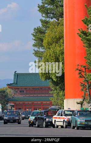 Die ersten äußeren Tor Torii Heian-Jingu Schrein, Kyoto, JP Stockfoto