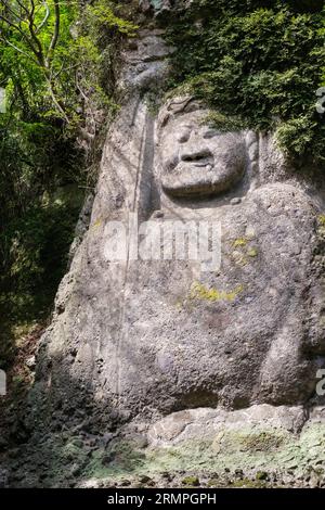 Japan, Kyushu, Kunisaki-Halbinsel. Kumano Magaibutsu, buddhistische Steinmauer Relief Schnitzerei von Fudo Myo-o aus dem 8. Jahrhundert. Präfektur Oita. Stockfoto