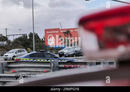 Melbourne, Victoria, Australien. Am 30. August 2023 befindet sich Ein 27-Jähriger in Polizeigewahrsam, nachdem er kurz nach Mitternacht die Kontrolle über seinen Toyota verlor, nahe dem Eingang der Alexandra Parade/Hoddle Street zum Eastern Freeway in Clifton Hill, Melbourne, Victoria, Australien. Mir wurde berichtet, dass der Straßenarbeiter allein in einer nassen dunklen Nacht arbeitete und fehlerhafte Straßenbeleuchtung fotografierte, als der Toyota die Kontrolle verlor und mehrmals auf die Unfallbarriere traf, bevor er auf den Straßenarbeiter stieß. Der Tatort bleibt 12 Stunden nach dem Vorfall geschlossen. Quelle: Joshua Preston/Alamy Live News. Stockfoto