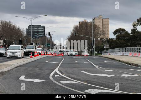 Melbourne, Victoria, Australien. Am 30. August 2023 befindet sich Ein 27-Jähriger in Polizeigewahrsam, nachdem er kurz nach Mitternacht die Kontrolle über seinen Toyota verlor, nahe dem Eingang der Alexandra Parade/Hoddle Street zum Eastern Freeway in Clifton Hill, Melbourne, Victoria, Australien. Mir wurde berichtet, dass der Straßenarbeiter allein in einer nassen dunklen Nacht arbeitete und fehlerhafte Straßenbeleuchtung fotografierte, als der Toyota die Kontrolle verlor und mehrmals auf die Unfallbarriere traf, bevor er auf den Straßenarbeiter stieß. Der Tatort bleibt 12 Stunden nach dem Vorfall geschlossen. Quelle: Joshua Preston/Alamy Live News. Stockfoto