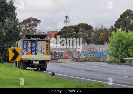 Melbourne, Victoria, Australien. Am 30. August 2023 befindet sich Ein 27-Jähriger in Polizeigewahrsam, nachdem er kurz nach Mitternacht die Kontrolle über seinen Toyota verlor, nahe dem Eingang der Alexandra Parade/Hoddle Street zum Eastern Freeway in Clifton Hill, Melbourne, Victoria, Australien. Mir wurde berichtet, dass der Straßenarbeiter allein in einer nassen dunklen Nacht arbeitete und fehlerhafte Straßenbeleuchtung fotografierte, als der Toyota die Kontrolle verlor und mehrmals auf die Unfallbarriere traf, bevor er auf den Straßenarbeiter stieß. Der Tatort bleibt 12 Stunden nach dem Vorfall geschlossen. Quelle: Joshua Preston/Alamy Live News. Stockfoto