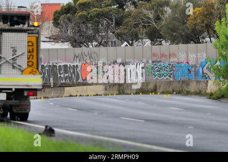 Melbourne, Victoria, Australien. Am 30. August 2023 befindet sich Ein 27-Jähriger in Polizeigewahrsam, nachdem er kurz nach Mitternacht die Kontrolle über seinen Toyota verlor, nahe dem Eingang der Alexandra Parade/Hoddle Street zum Eastern Freeway in Clifton Hill, Melbourne, Victoria, Australien. Mir wurde berichtet, dass der Straßenarbeiter allein in einer nassen dunklen Nacht arbeitete und fehlerhafte Straßenbeleuchtung fotografierte, als der Toyota die Kontrolle verlor und mehrmals auf die Unfallbarriere traf, bevor er auf den Straßenarbeiter stieß. Der Tatort bleibt 12 Stunden nach dem Vorfall geschlossen. Quelle: Joshua Preston/Alamy Live News. Stockfoto