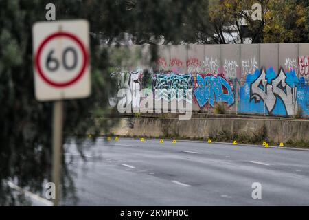 Melbourne, Victoria, Australien. Am 30. August 2023 befindet sich Ein 27-Jähriger in Polizeigewahrsam, nachdem er kurz nach Mitternacht die Kontrolle über seinen Toyota verlor, nahe dem Eingang der Alexandra Parade/Hoddle Street zum Eastern Freeway in Clifton Hill, Melbourne, Victoria, Australien. Mir wurde berichtet, dass der Straßenarbeiter allein in einer nassen dunklen Nacht arbeitete und fehlerhafte Straßenbeleuchtung fotografierte, als der Toyota die Kontrolle verlor und mehrmals auf die Unfallbarriere traf, bevor er auf den Straßenarbeiter stieß. Der Tatort bleibt 12 Stunden nach dem Vorfall geschlossen. Quelle: Joshua Preston/Alamy Live News. Stockfoto