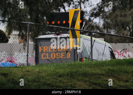 Melbourne, Victoria, Australien. Am 30. August 2023 befindet sich Ein 27-Jähriger in Polizeigewahrsam, nachdem er kurz nach Mitternacht die Kontrolle über seinen Toyota verlor, nahe dem Eingang der Alexandra Parade/Hoddle Street zum Eastern Freeway in Clifton Hill, Melbourne, Victoria, Australien. Mir wurde berichtet, dass der Straßenarbeiter allein in einer nassen dunklen Nacht arbeitete und fehlerhafte Straßenbeleuchtung fotografierte, als der Toyota die Kontrolle verlor und mehrmals auf die Unfallbarriere traf, bevor er auf den Straßenarbeiter stieß. Der Tatort bleibt 12 Stunden nach dem Vorfall geschlossen. Quelle: Joshua Preston/Alamy Live News. Stockfoto