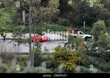 Melbourne, Victoria, Australien. Am 30. August 2023 befindet sich Ein 27-Jähriger in Polizeigewahrsam, nachdem er kurz nach Mitternacht die Kontrolle über seinen Toyota verlor, nahe dem Eingang der Alexandra Parade/Hoddle Street zum Eastern Freeway in Clifton Hill, Melbourne, Victoria, Australien. Mir wurde berichtet, dass der Straßenarbeiter allein in einer nassen dunklen Nacht arbeitete und fehlerhafte Straßenbeleuchtung fotografierte, als der Toyota die Kontrolle verlor und mehrmals auf die Unfallbarriere traf, bevor er auf den Straßenarbeiter stieß. Der Tatort bleibt 12 Stunden nach dem Vorfall geschlossen. Quelle: Joshua Preston/Alamy Live News. Stockfoto