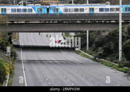 Melbourne, Victoria, Australien. Am 30. August 2023 befindet sich Ein 27-Jähriger in Polizeigewahrsam, nachdem er kurz nach Mitternacht die Kontrolle über seinen Toyota verlor, nahe dem Eingang der Alexandra Parade/Hoddle Street zum Eastern Freeway in Clifton Hill, Melbourne, Victoria, Australien. Mir wurde berichtet, dass der Straßenarbeiter allein in einer nassen dunklen Nacht arbeitete und fehlerhafte Straßenbeleuchtung fotografierte, als der Toyota die Kontrolle verlor und mehrmals auf die Unfallbarriere traf, bevor er auf den Straßenarbeiter stieß. Der Tatort bleibt 12 Stunden nach dem Vorfall geschlossen. Quelle: Joshua Preston/Alamy Live News. Stockfoto