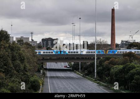 Melbourne, Victoria, Australien. Am 30. August 2023 befindet sich Ein 27-Jähriger in Polizeigewahrsam, nachdem er kurz nach Mitternacht die Kontrolle über seinen Toyota verlor, nahe dem Eingang der Alexandra Parade/Hoddle Street zum Eastern Freeway in Clifton Hill, Melbourne, Victoria, Australien. Mir wurde berichtet, dass der Straßenarbeiter allein in einer nassen dunklen Nacht arbeitete und fehlerhafte Straßenbeleuchtung fotografierte, als der Toyota die Kontrolle verlor und mehrmals auf die Unfallbarriere traf, bevor er auf den Straßenarbeiter stieß. Der Tatort bleibt 12 Stunden nach dem Vorfall geschlossen. Quelle: Joshua Preston/Alamy Live News. Stockfoto