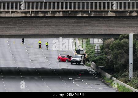 Melbourne, Victoria, Australien. Am 30. August 2023 befindet sich Ein 27-Jähriger in Polizeigewahrsam, nachdem er kurz nach Mitternacht die Kontrolle über seinen Toyota verlor, nahe dem Eingang der Alexandra Parade/Hoddle Street zum Eastern Freeway in Clifton Hill, Melbourne, Victoria, Australien. Mir wurde berichtet, dass der Straßenarbeiter allein in einer nassen dunklen Nacht arbeitete und fehlerhafte Straßenbeleuchtung fotografierte, als der Toyota die Kontrolle verlor und mehrmals auf die Unfallbarriere traf, bevor er auf den Straßenarbeiter stieß. Der Tatort bleibt 12 Stunden nach dem Vorfall geschlossen. Quelle: Joshua Preston/Alamy Live News. Stockfoto