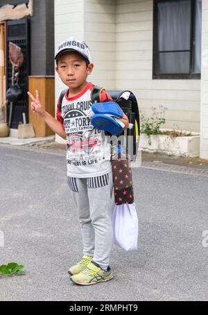 Japan, Kyushu. Imi. Kleiner Junge auf dem Heimweg von der Schule. Stockfoto