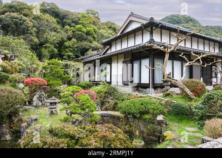 Japan, Kyushu, Präfektur Oita. Vegetation dekoriert Yard of House auf dem Weg zum Rakkanji Shinto Schrein. Stockfoto