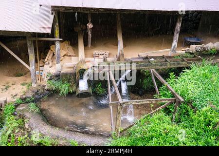 Japan, Ontayaki Village, Yabakei Region. Mit fließendem Wasser betriebener Pound Clay für Töpferhersteller. Stockfoto