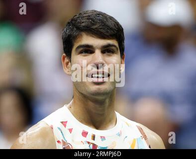 Flushing Meadow, United Erklärte. 29. August 2023. Carlos Alcaraz, Spanien, schaut auf seine Spielerkiste im ersten Satz gegen Dominik Koepfer von Deutschland in ihrem ersten Rundenspiel im Arthur Ashe Stadium bei den US Open Tennis Championships 2023 im USTA Billie Jean King National Tennis Center am Dienstag, den 29. August, 2023 in New York City. Das Spiel wurde ausgerückt, um eine Verletzung im ersten Satz gegen Koepfer zu erleiden und Alcaraz kam in die 2. Runde. Foto von John Angelillo/UPI Credit: UPI/Alamy Live News Stockfoto