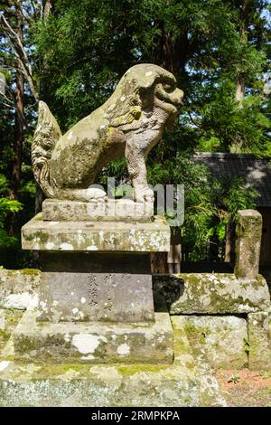 Japan, Kyushu. Löwenhund-Wächter im Ninomiya Hachiman Shinto-Schrein. Mund geschlossen, was den letzten Ton anzeigt, der beim Tod gemacht wurde. Stockfoto