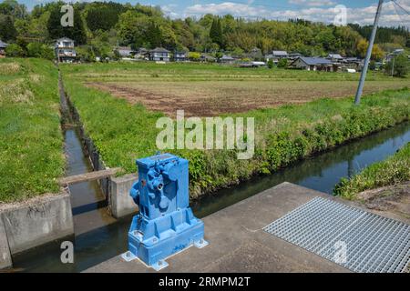 Japan, Kyushu, Bezirk Bungo Ono. Bewässerte landwirtschaftliche Felder und Häuser. Präfektur Oita. Stockfoto