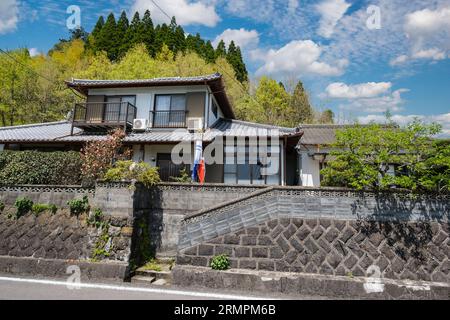 Japan, Kyushu, Bezirk Bungo, Präfektur Oita. Mittelklassehaus. Stockfoto