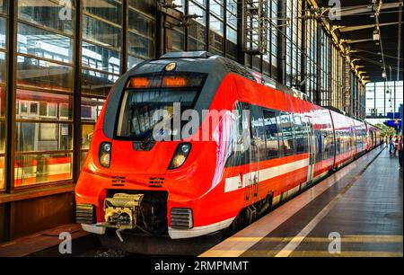 Roter Regionalzug am Bahnhof Zoologischer Garten in Berlin Stockfoto