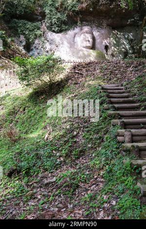 Japan, Kyushu. Kumano Magaibutsu buddhistische Steinreliefschnitzerei von Dainichi Nyorai, Heian-Zeit, 8.-12. Jahrhundert. Präfektur Oita, Halbinsel Kunisaki Stockfoto