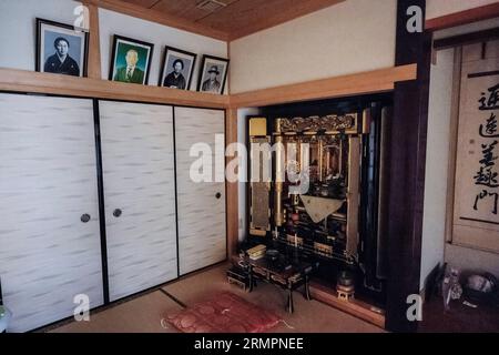 Japan, Kyushu, Bungo-Takada. Familienaltar (Butsudan) Zu Ehren Der Vorfahren. Präfektur Oita. Stockfoto