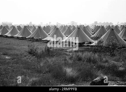 Zelte in einem Armeelager. Mitglieder der 114. Infanteriedivision der US-Armee trainieren im Zweiten Weltkrieg gegen Deutschland in Europa. Stockfoto