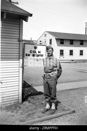 Mitglieder der 114. Infanteriedivision der US-Armee trainieren im Zweiten Weltkrieg gegen Deutschland in Europa. Stockfoto