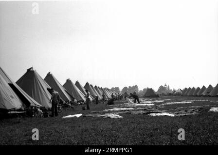 Soldaten außerhalb der Zelte. Mitglieder der 114. Infanteriedivision der US-Armee trainieren im Zweiten Weltkrieg gegen Deutschland in Europa. Stockfoto