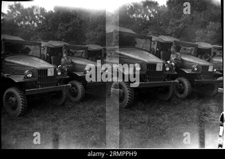 Britische Militärfahrzeuge. Mitglieder der 114. Infanteriedivision der US-Armee trainieren im Zweiten Weltkrieg gegen Deutschland in Europa. Stockfoto