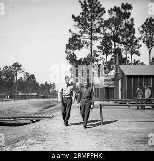 Soldaten, die im Lager spazieren. Mitglieder der 114. Infanteriedivision der US-Armee trainieren im Zweiten Weltkrieg gegen Deutschland in Europa. Stockfoto