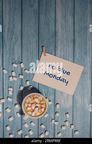 KEIN BLAUER Text auf Papier mit weißer Tasse Kaffee und Marshmallows auf hölzernem Hintergrund. Der deprimierendste Tag des Jahres im Januar. Tag Selbstmord und Depression Motivationszeichen. Draufsicht, flach Stockfoto