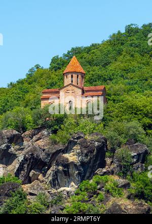 Alte christliche Kirche in der Nähe von Qakh Stadt. Kurmukhi Kirche von St. George im Norden Aserbaidschans. XII - XIII Jahrhunderte Stockfoto