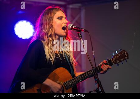 Goth Alternative Folk Band Message from the Ravens spielen Chai Wallahs Tent beim Green man Festival in Wales, Großbritannien, August 2023. Foto: Rob Watkins Stockfoto