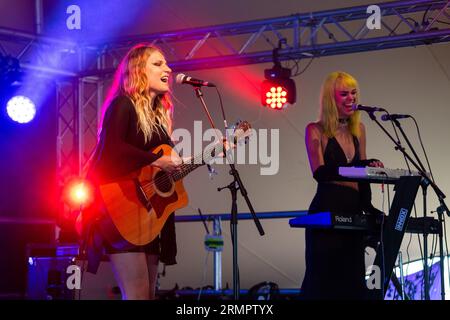 Goth Alternative Folk Band Message from the Ravens spielen Chai Wallahs Tent beim Green man Festival in Wales, Großbritannien, August 2023. Foto: Rob Watkins Stockfoto