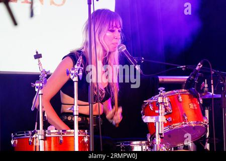 Goth Alternative Folk Band Message from the Ravens spielen Chai Wallahs Tent beim Green man Festival in Wales, Großbritannien, August 2023. Foto: Rob Watkins Stockfoto