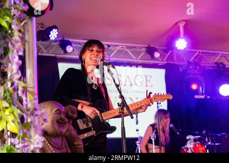 Goth Alternative Folk Band Message from the Ravens spielen Chai Wallahs Tent beim Green man Festival in Wales, Großbritannien, August 2023. Foto: Rob Watkins Stockfoto