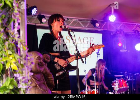 Goth Alternative Folk Band Message from the Ravens spielen Chai Wallahs Tent beim Green man Festival in Wales, Großbritannien, August 2023. Foto: Rob Watkins Stockfoto