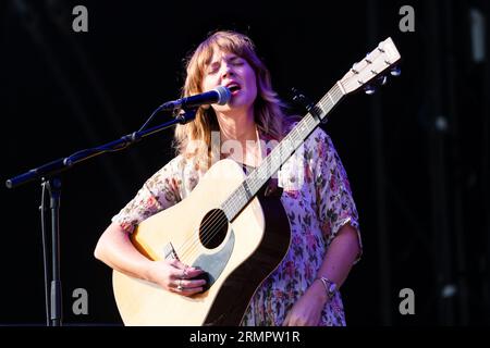 Country-Musikstar Courtney Marie Andrews spielt die Mountain Stage beim Green man Festival in Wales, Großbritannien, August 2023. Foto: Rob Watkins Stockfoto