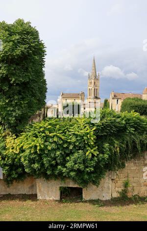 Die internationale Zusammenarbeit zwischen Saint-Emilion und Son vignoble. Le Village de Saint-Emilion EST classé parmi les plus Beaux Villages de France. Tour Stockfoto