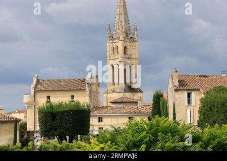 Die internationale Zusammenarbeit zwischen Saint-Emilion und Son vignoble. Le Village de Saint-Emilion EST classé parmi les plus Beaux Villages de France. Tour Stockfoto