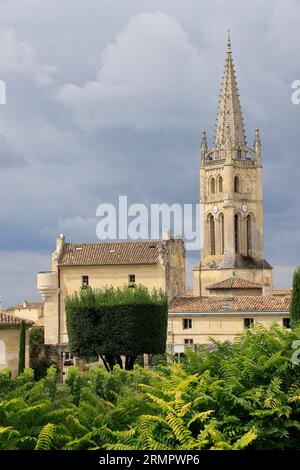 Die internationale Zusammenarbeit zwischen Saint-Emilion und Son vignoble. Le Village de Saint-Emilion EST classé parmi les plus Beaux Villages de France. Tour Stockfoto