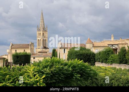 Die internationale Zusammenarbeit zwischen Saint-Emilion und Son vignoble. Le Village de Saint-Emilion EST classé parmi les plus Beaux Villages de France. Tour Stockfoto