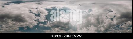 Blauer Sommerhimmel mit aufgeblasenen Cumulus-Wolken. Nahtloses 360-Panorama mit HDR 360. Vollständiges Zenit oder Himmelskuppel für 3D-Visualisierung, Himmelsersatz Stockfoto