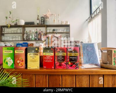 Bangkok, Thailand - 20. Juli 2022: Eine bunte Auswahl an Twinings Teekästen, die auf einer Holztheke in einem kleinen Boutique-Hotelrestaurant ausgestellt sind. Stockfoto
