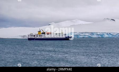 Antarktis - 7. Dezember 2010. Das kleine antarktische Expeditionsschiff Ocean Nova ankerte in der Yankee Bay auf Livingston Island auf der South Shetland Isla Stockfoto