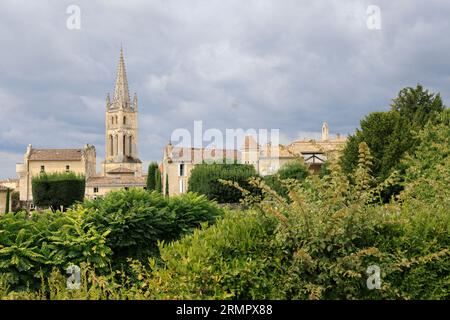 Die internationale Zusammenarbeit zwischen Saint-Emilion und Son vignoble. Le Village de Saint-Emilion EST classé parmi les plus Beaux Villages de France. Tour Stockfoto