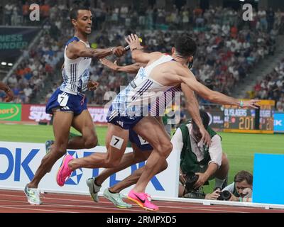 David SOMBE und Téo ANDANT von FRA Final 4X400M METER STAFFELN MÄNNER während der Weltmeisterschaften 2023 am 27. August 2023 in Nemzeti Atletikai Kozpont in Budapest, Ungarn. Foto Laurent Lairys/ABACAPRESS.COM Stockfoto