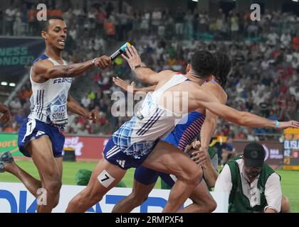 Budapest, Ungarn. 27. August 2023. David SOMBE und Téo ANDANT von FRA Final 4X400M METER STAFFELN MÄNNER während der Weltmeisterschaften 2023 am 27. August 2023 in Nemzeti Atletikai Kozpont in Budapest, Ungarn. Foto Laurent Lairys/ABACAPRESS.COM Credit: Abaca Press/Alamy Live News Stockfoto