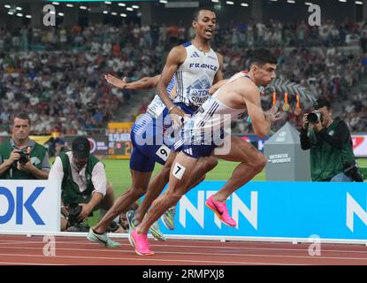 Budapest, Ungarn. 27. August 2023. David SOMBE und Téo ANDANT von FRA Final 4X400M METER STAFFELN MÄNNER während der Weltmeisterschaften 2023 am 27. August 2023 in Nemzeti Atletikai Kozpont in Budapest, Ungarn. Foto Laurent Lairys/ABACAPRESS.COM Credit: Abaca Press/Alamy Live News Stockfoto