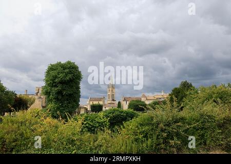 Die internationale Zusammenarbeit zwischen Saint-Emilion und Son vignoble. Le Village de Saint-Emilion EST classé parmi les plus Beaux Villages de France. Tour Stockfoto