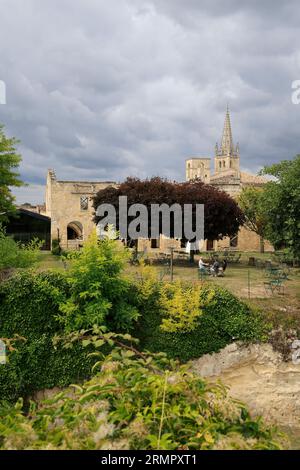 Die internationale Zusammenarbeit zwischen Saint-Emilion und Son vignoble. Le Village de Saint-Emilion EST classé parmi les plus Beaux Villages de France. Tour Stockfoto